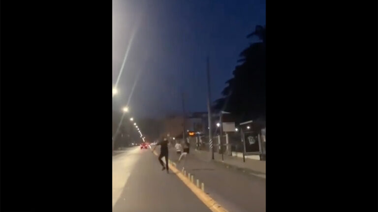 Giocano a calcio con i cordoli, metropolitana ancora nel mirino. La rabbia del sindaco