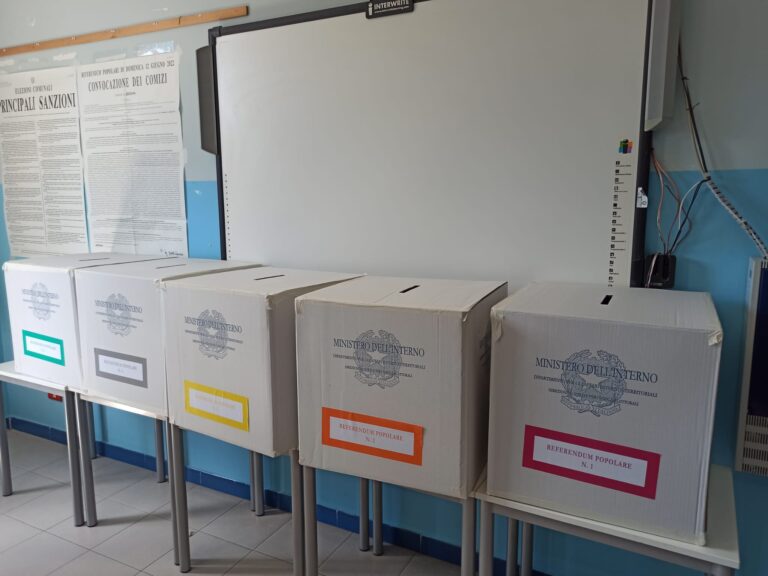 Poche ore alla chiusura dei seggi, i dati sull’affluenza per amministrative e referendum in Irpinia