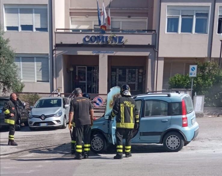 Grottaminarda, auto a Gpl in fiamme in pieno centro. L’intervento di un vigile urbano evita il peggio