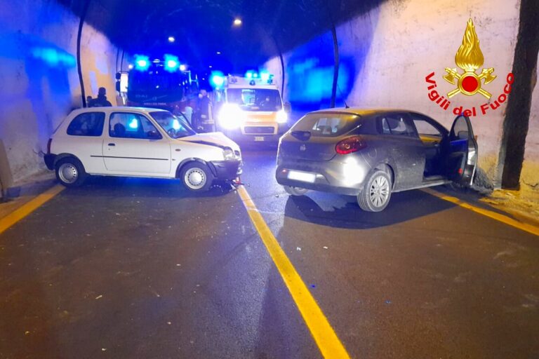 Raccordo Av-Sa, incidente in galleria: due donne ferite. Sul posto i Vigli del Fuoco