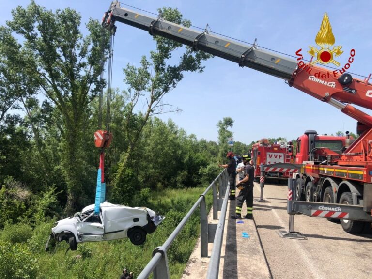Furgone finisce giù dal cavalcavia: autista soccorso in eliambulanza