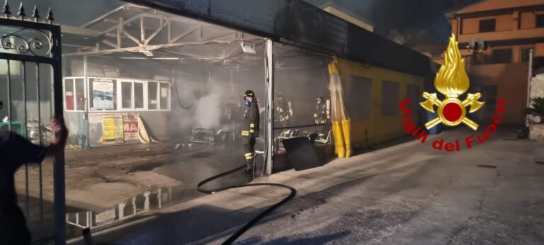 Montoro, auto in fiamme nella notte: sul posto i vigili del fuoco