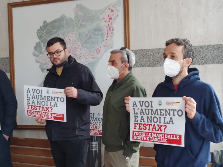 FOTO / La giunta Festa aumenta le tasse, una parte (piccola) di città protesta