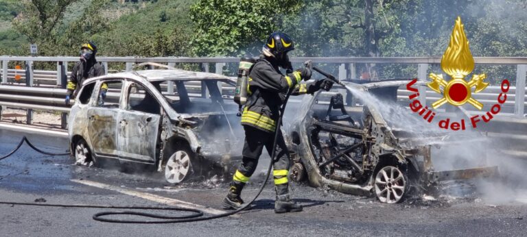 Due auto a fuoco lungo l’A16: corsia chiusa al traffico