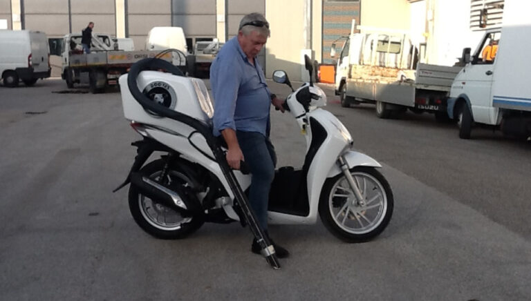 Avellino, arrivano i dog scooter: da domani in azione i motorini aspira deiezioni