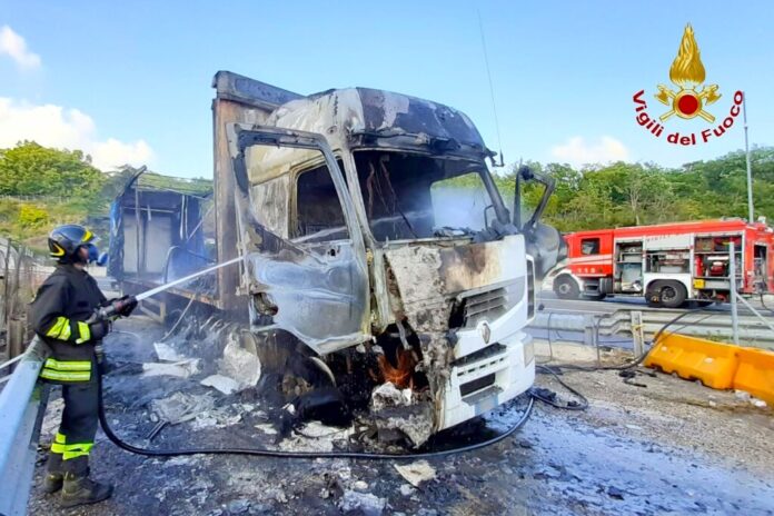 vigili_del_fuoco_tir_fiamme