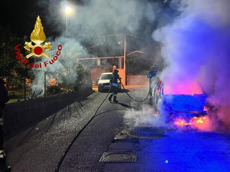 Sirignano, auto in fiamme nella notte in via Fausto Coppi