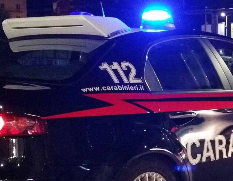 Avellino, panico in centro: minore armato di coltello aggredisce suoi coetanei