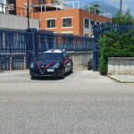 carabinieri escono dal cancello