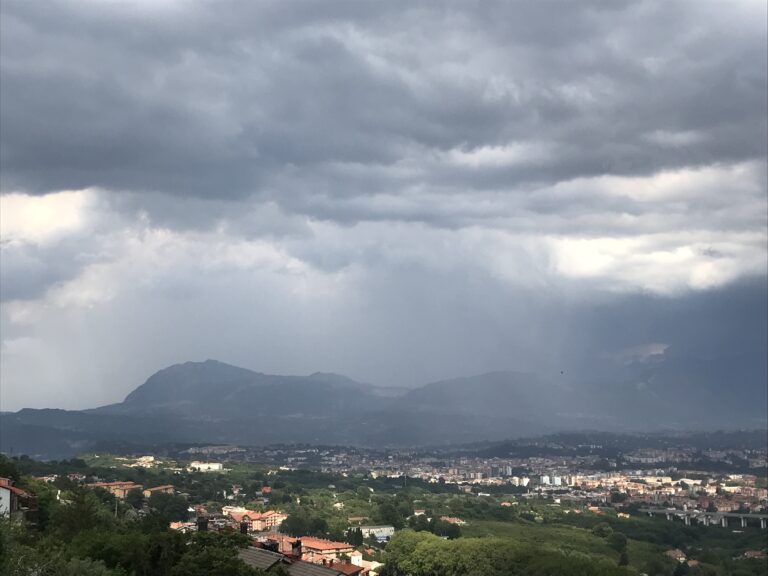 Cielo nero sull’Irpinia, temporali e aria fresca in arrivo. In molti comuni fenomeni intensi ma brevi