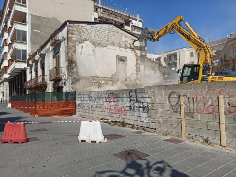 FOTO / C’era una volta il Frap’s: folla di curiosi per l’addio