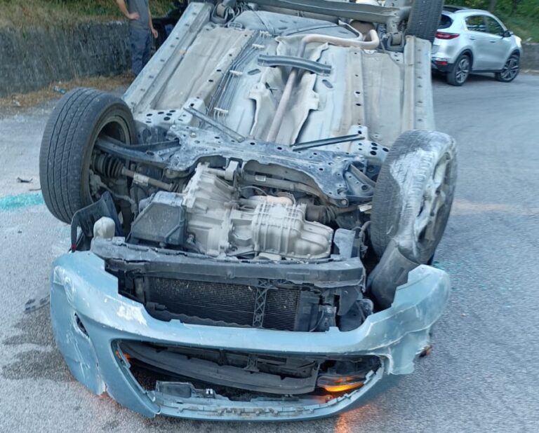 Si schianta contro un muro ribaltandosi, incidente sulla SP 185 a Grottolella