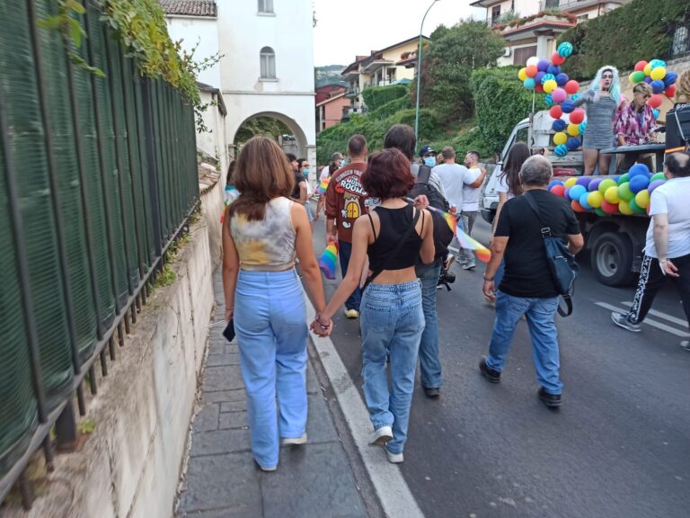 VIDEO E FOTO / “L’amore è universale, l’amore non ha sesso”. Irpinia Pride: in marcia per i diritti negati
