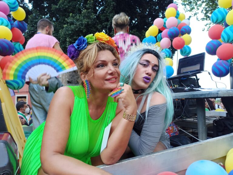 VIDEO / “Cacciata di casa a 13 anni ad Avellino, oggi sono una donna bellissima”. Mai arrendersi, dal Pride il messaggio di Sofia