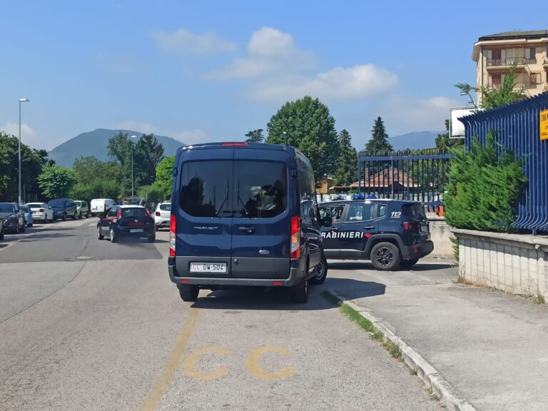 FOTO / Una traccia nel portabagli della T-Roc, potrebbe essere sangue. Caso Manzo: l’ultima parola al Ris