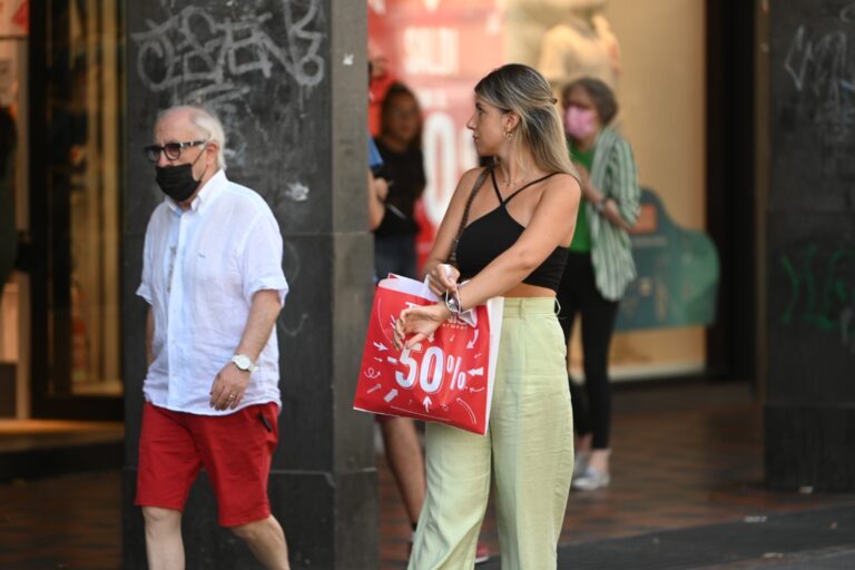 FOTOREPORTAGE/ Primo giorno di saldi, ma il caldo in città frena i consumi