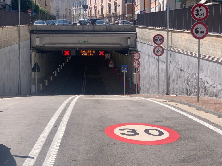 “Non riusciamo ad aprire il tunnel il 26 luglio”. Il sindaco smentisce il suo assessore