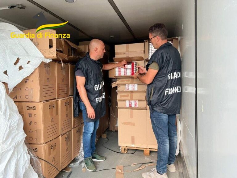 VIDEO/Tabacchi di contrabbando, sequestrate oltre 8.600 stecche di sigarette. In manette due napoletani