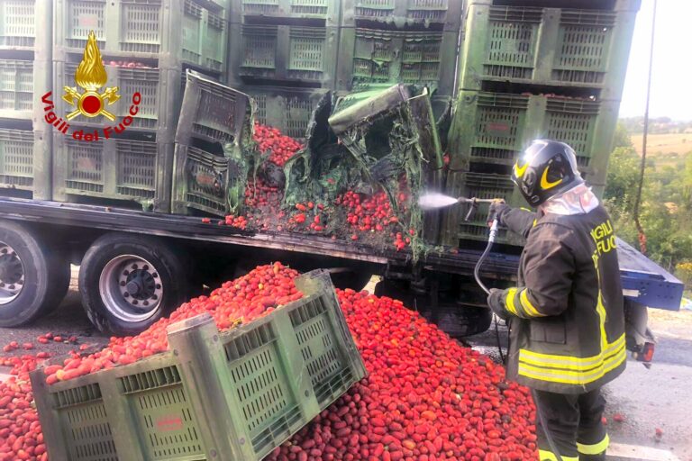 VIDEO/Trasporto di pomodori in fiamme sull’Ofantina. L’intervento tempestivo dei vigili del fuoco