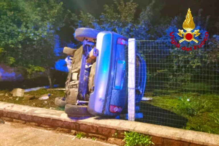 Forino, auto si ribalta e finisce fuori strada. Illese le due ragazze a bordo