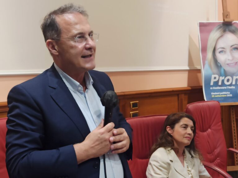 FOTO E VIDEO / Cirielli “infiamma” Avellino: “Il centrosinistra ha deluso tutti, anche in Irpinia”