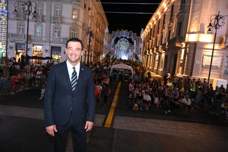 VIDEO/ Festa accende le luminarie e il Ferragosto avellinese: “Guardate che spettacolo”