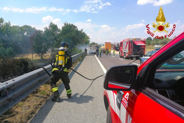 Furgone e sterpaglie in fiamme sull’A16: corsia in direzione Puglia chiusa