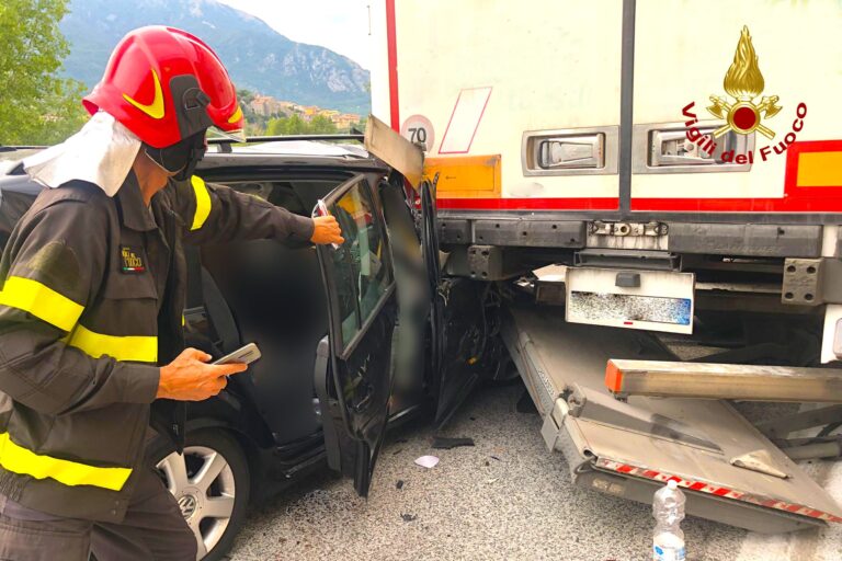 Brutto incidente sulla Fondo Valle Sele: famiglia con piccolo a bordo soccorsa anche in eliambulanza