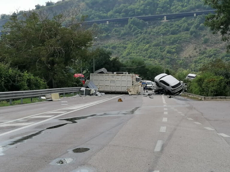FOTO/ Gravissimo incidente sull’Ofantina: nessuna vittima, qualche ferito
