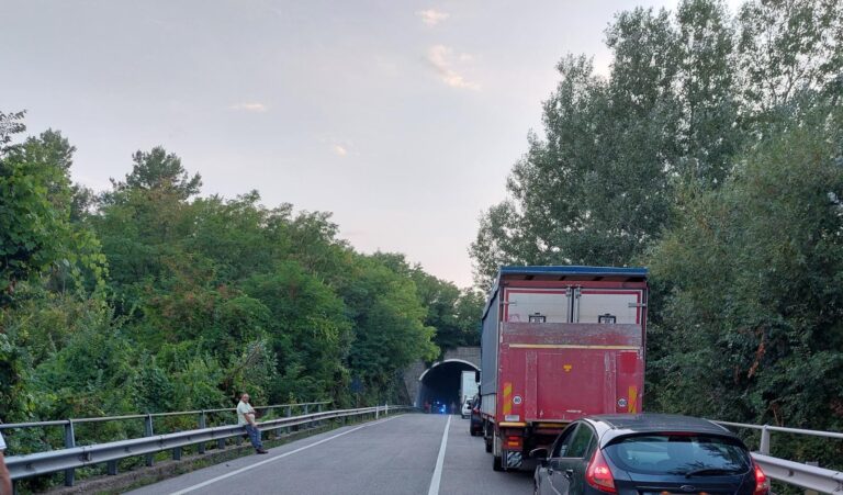 FOTO/ Incidente sotto la galleria a Montemiletto: strada non percorribile