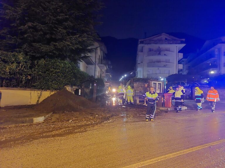 Colata di fango a Monteforte: famiglie evacuate, anche De Luca segue la situazione
