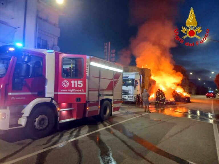 Savignano Irpino, autotreno prende fuoco in pieno centro
