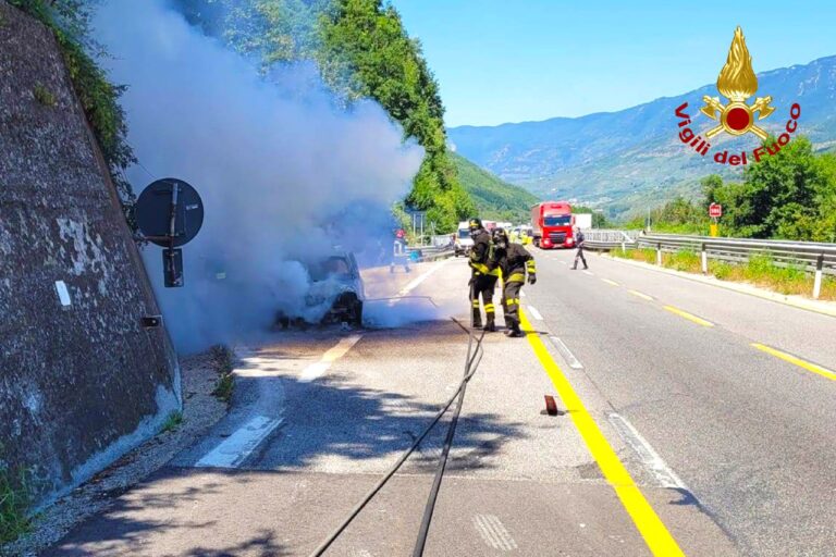 Vigili del Fuoco, doppio intervento per auto in fiamme sull’A16