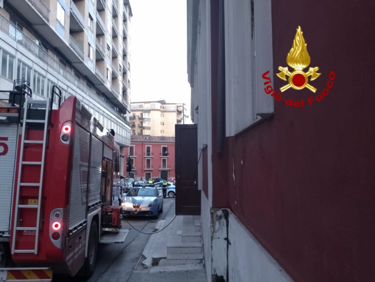 Fiamme nell’ex Asilo Patria e Lavoro: arrivano i Vigili del Fuoco