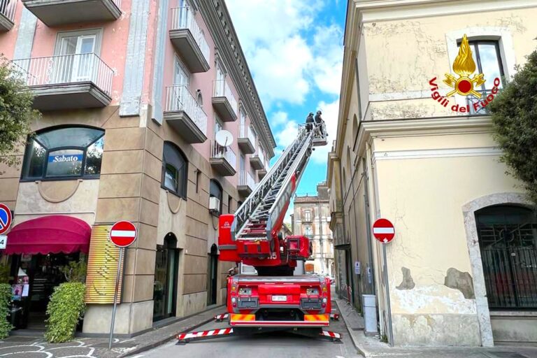 Atripalda, intonaci pericolanti danneggiano auto. Intervengono i Vigili del Fuoco