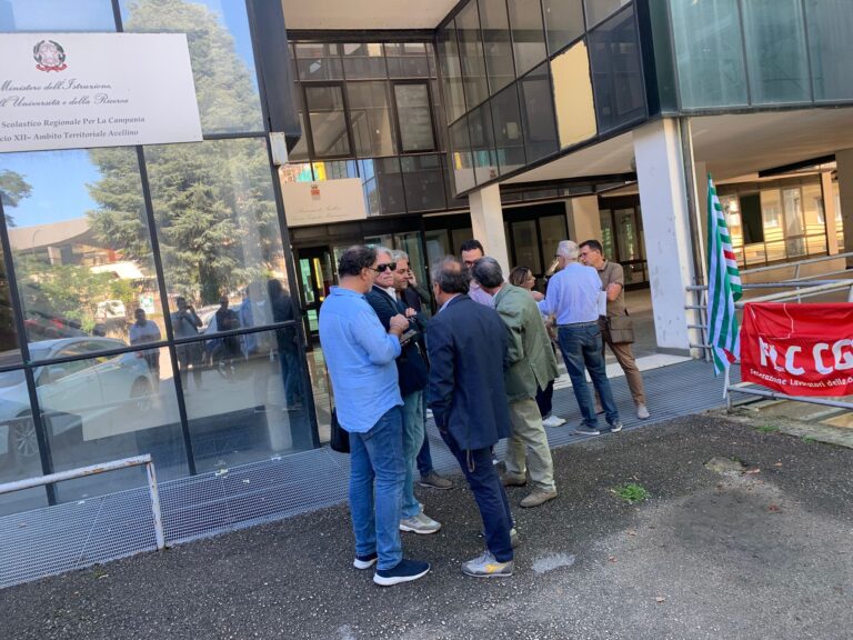 Sindaci e sindacati in protesta al Provveditorato: “Mancano dirigenti titolari, docenti e personale Ata”