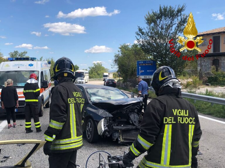 FOTO/VIDEO Violento incidente sull’Ofantina: due donne incastrate negli abitacoli, trasportate al Moscati