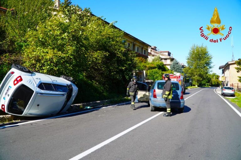 FOTO Monteforte, auto ribaltata: due uomini feriti trasportati al Moscati