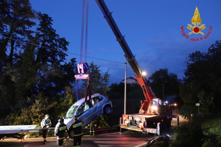 Torre Le Nocelle, auto finisce in un torrente: recuperata dai caschi rossi