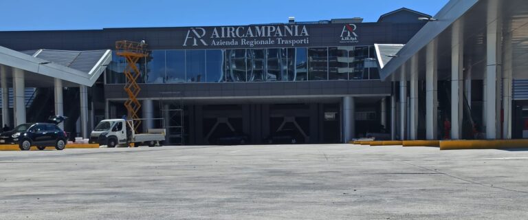 Autostazione, tutto pronto per l’inaugurazione: la scritta Air Campania campeggia già all’ingresso