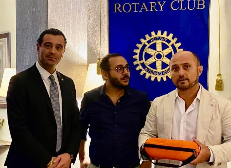 Un defibrillatore al Campo Coni: il dono del “Rotary Club”