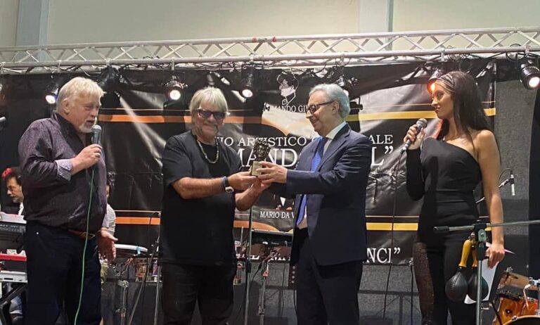 Grottolella, il percussionista Tony Esposito riceve il Premio Armando Gill 2022