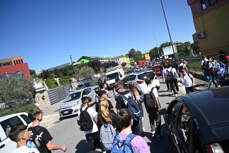 FOTO E VIDEO/ Tutti a scuola ma il traffico crea disagi