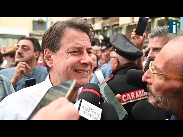 VIDEO/ “Grazie Avellino”: Giuseppe Conte illumina la grigia domenica avellinese. Fiori e appelli per l’ex Premier