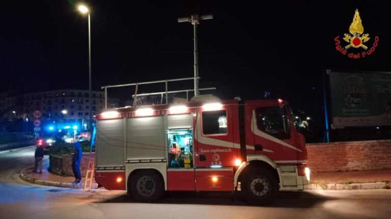 Altavilla, auto in fiamme: notte di paura per i residenti di un palazzo di Via Immacolata