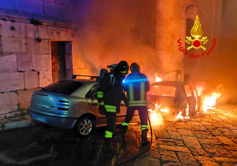 Forino, 2 auto in fiamme. Danni a chiesa e armadietto Enel: quartiere senza elettricità