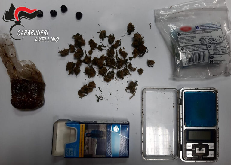 Hashish nel giubbotto e marijuana in casa: arrestato 59enne