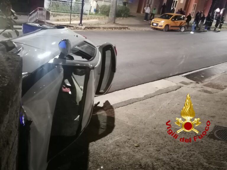 Aiello Del Sabato, rimane bloccato nell’auto ribaltata. Intervengono i vigili del fuoco