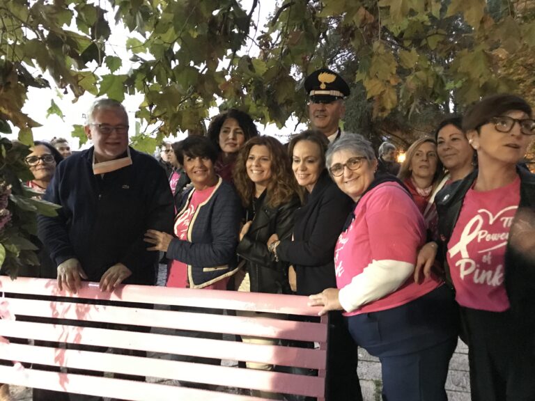 FOTO/ Inaugurata la panchina rosa a Mercogliano: “Simbolo dell’importanza della prevenzione”