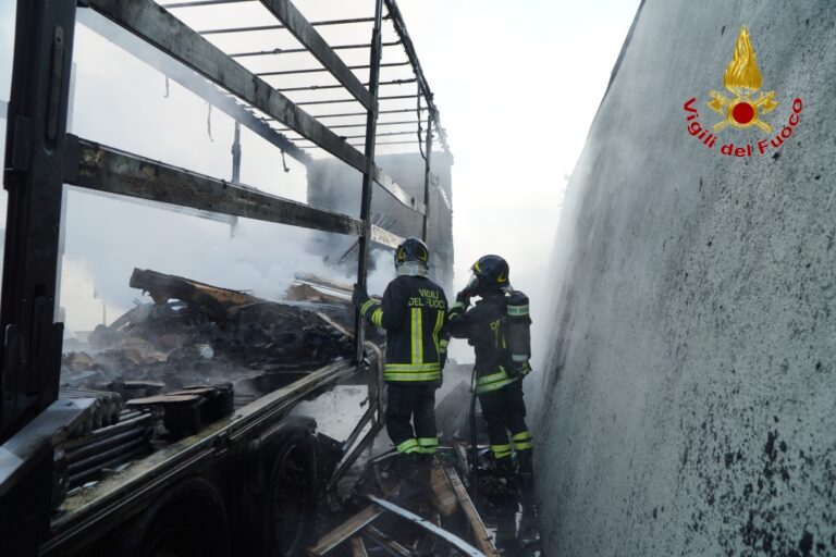 Paura sull’autostrada A16, fiamme distruggono mezzo pesante